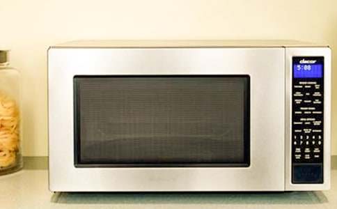 牛軋?zhí)强鞠渥龇?/></p><p> <strong>牛軋?zhí)强鞠渥龇?/strong></p><p> 1、花生放烤箱用120度烤20分鐘,烤熟的花生壓碎去皮備用(使用到長帝電烤箱 )</p><p> 2、蛋白打至硬性發(fā)泡,能拉起毛尖狀,放冰箱冷藏備用</p><p> 3、熬糖漿</p><p> 水+白糖+麥芽糖小火煮至135~140度,大約30分鐘,注意溫度必須超過135度,糖液如果沒有及時(shí)攪拌內(nèi)部溫度散不開會(huì)使溫度虛高,實(shí)際就沒有達(dá)到指定溫度,所以要反復(fù)攪拌溫度才穩(wěn)定(建議最好用厚底鍋熬糖液,盡量避免用電磁爐)</p><p> 4、將煮好的糖液立刻倒入蛋白中,迅速攪拌均勻,這一步一定要快,因會(huì)糖會(huì)迅速凝固</p><p> 5、分次加入黃油,用電動(dòng)打蛋器攪拌均勻</p><p> 6、加入奶粉拌勻,再加入花生攪拌均勻</p><p> 7、在烤盤墊張保鮮膜,把拌好的糖糊倒入烤盤壓平整形(如室內(nèi)溫度過高,可以放冰箱冷藏)</p><p> 8、待糖硬了就可以切成條,然后再切小段</p><p> 9、切好的糖用糖紙包好即可</p><p> 10、包好后在糖果的兩端擰緊</p><div id=