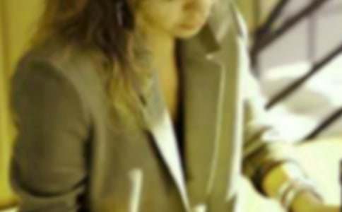 ����Ů�˷��b���䴺��