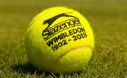 網(wǎng)球截?fù)粲惺裁醇记?/></p><p><strong> 下定決心</strong></p><p> 網(wǎng)前截?fù)舻膭e名叫做敢于面對(duì)。無論你在網(wǎng)前的技術(shù)是否嫻熟,只要決定來到網(wǎng)前,就一定會(huì)有所收獲,讓對(duì)手焦躁不安――前提是你得樂意沖向前去,給截?fù)粢粋(gè)機(jī)會(huì)。如果你猶豫不決,那還是呆在底線后面好了。在你心里還沒有準(zhǔn)備好去網(wǎng)前贏得比分,并且接受被穿越的風(fēng)險(xiǎn)時(shí),進(jìn)行截?fù)粲?xùn)練并不會(huì)有什么好的效果。沒有這樣的精神,嘗試截?fù)艉喼本褪抢速M(fèi)時(shí)間。</p><p><strong> 上帝給了你雙手</strong></p><p> 或許你很羨慕費(fèi)德勒和納芙拉蒂諾娃有那樣優(yōu)美的截?fù)簟5篮玫臇|西通常并不穩(wěn)定且不具殺傷性。許多具有高效截?fù)舻倪x手,比如吉米康納斯和鄭潔,習(xí)慣用雙手完成反手位截?fù)簟H绻愕膯问纸負(fù)羧狈αα浚ㄗh采用雙手截?fù)粼囋嚒R坏氵m應(yīng)了這一技術(shù),嘗試在雙手截?fù)舻淖詈箅A段將非持拍手放開,回到單手截?fù)舻碾S揮動(dòng)作上,你將變得信心滿滿。</p><p><strong> 如鬼如魅</strong></p><p> 如果你強(qiáng)迫自己更多的來到網(wǎng)前,一定會(huì)發(fā)生兩件事情:你會(huì)知道什么時(shí)候不應(yīng)該來到網(wǎng)前;你會(huì)精通于突然來到網(wǎng)前襲擊。在業(yè)余比賽中,很多底線型選手不太注意對(duì)手的一舉一動(dòng),只是在打自己半場內(nèi)的球,這是很重要的一個(gè)漏洞。如果你在打出一記較深的底線球后,突然隨球上網(wǎng),即使是將球打到了對(duì)手的手里,你也會(huì)有意想不到的美事發(fā)生。這常常會(huì)為你制造一個(gè)簡單的截?fù)舁D―對(duì)于你有限的網(wǎng)前技術(shù)來說是再好不過的。</p><p><strong> 別打制勝球</strong></p><p> 永遠(yuǎn)不要嘗試在你的第一截?fù)糁写虺鲋苿偾颍肋h(yuǎn)。你的目標(biāo),應(yīng)該是將球打到你所能利用到的精確落點(diǎn)和角度。如果你只是剛剛進(jìn)入到發(fā)球線之內(nèi),那只要將球推向底線就好。如果你靠近球網(wǎng),則將球打向邊線。但是請(qǐng)記住,第一截?fù)舻哪繕?biāo),永遠(yuǎn)是為了制造一個(gè)簡單的第二截?fù)簦慌聦?duì)手能夠穿越你。只要有一個(gè)有效的第一截?fù)簦梅謺?huì)變得很簡單。</p><p><strong> 將隨揮做充分</strong></p><p> 剛才我告訴你不要追求打出制勝球,現(xiàn)在,我要讓你嘗試凌空抽擊式截?fù)簟_@聽起來似乎我要顛覆我前面的觀點(diǎn),其實(shí)并不是這樣。誰說凌空抽擊就一定要直接打出制勝球?如果你看到球在空中飛過來,瞄準(zhǔn)球的中間部位來打,隨揮比正常截?fù)舾浞忠恍┘纯伞H绻闵瞄L打底線球,而截?fù)艏夹g(shù)差強(qiáng)人意,凌空抽擊式截?fù)魰?huì)提高你在網(wǎng)前的信心。</p><div id=