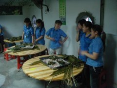 巧媳婦、新酷男，老節(jié)日，新過法！--記端午節(jié)DIY包粽子比賽